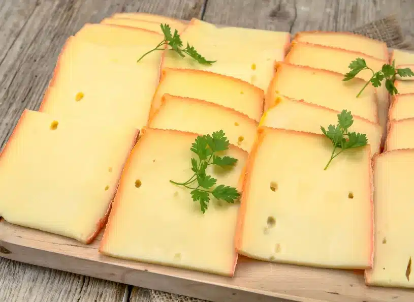 Wenn Sie gelben Käse essen, wählen Sie diesen. Er hat einen milden nussigen Geschmack, wenig Natrium, aber viel Eiweiß