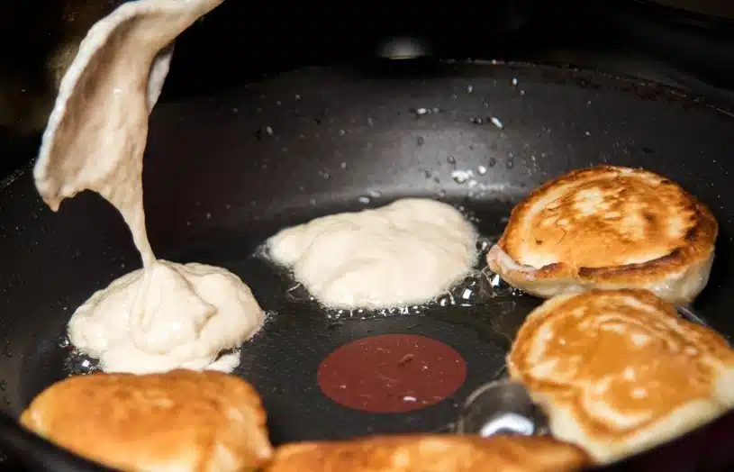 Die Donuts gehen auf und nehmen kein Fett mehr auf. Fügen Sie einfach Folgendes zum Öl hinzu