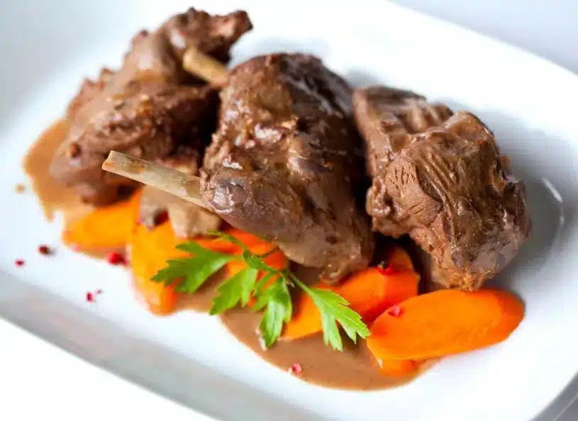 Dieses Fleisch ist magerer und gesünder als Schweinefleisch. Es ist reich an Eisen und Proteinen, muss jedoch mariniert werden.