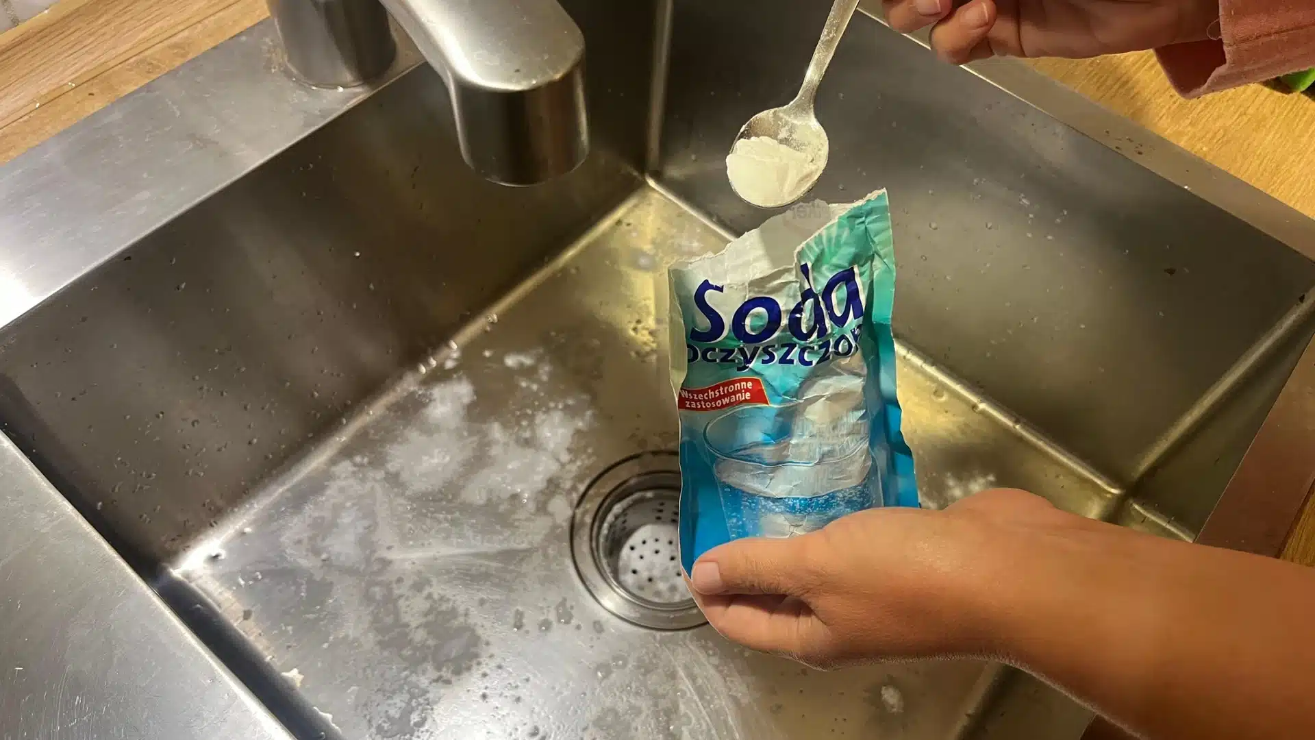 Ich habe das Mittel in den Abfluss gegossen und der unangenehme Geruch ist verschwunden. Eine geniale Idee!