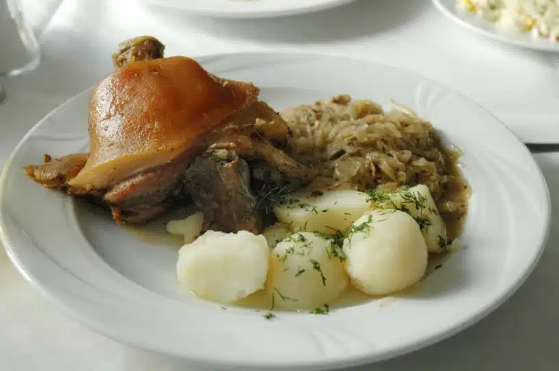 Die beste Schweinshaxe, die Sie je probiert haben. Bei mir zu Hause ist sie innerhalb von zwei Minuten vom Tisch verschwunden.