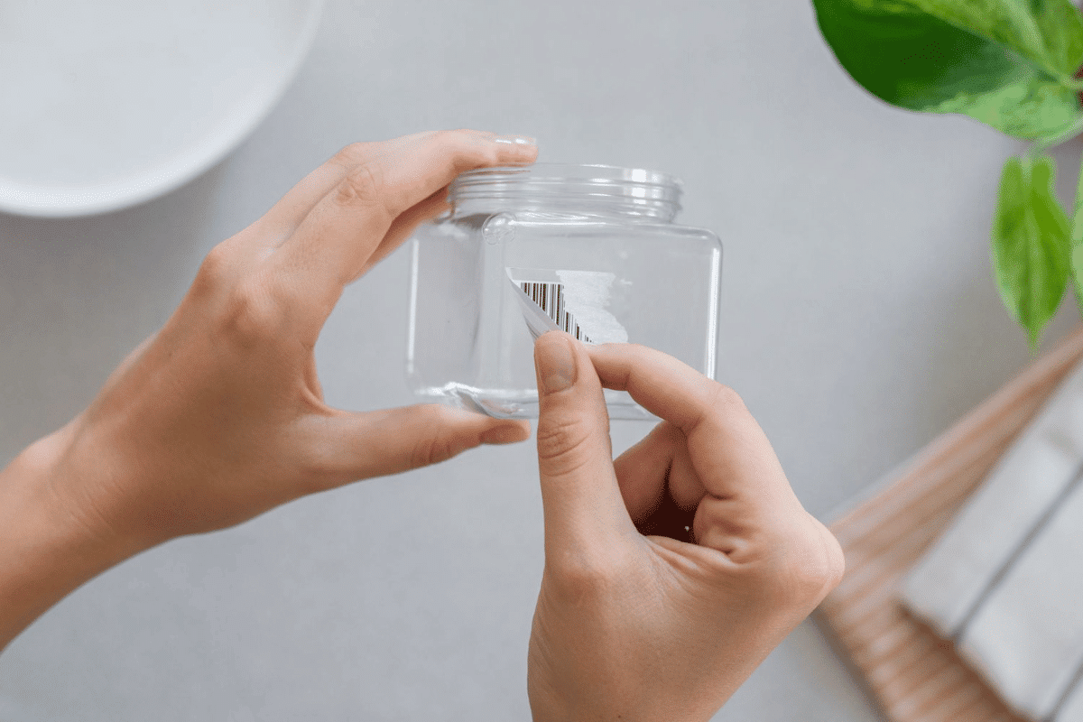 Mit dieser Mischung lassen sich Etiketten ganz einfach von Gläsern entfernen. Sie benötigen dafür nur zwei einfache Zutaten.
