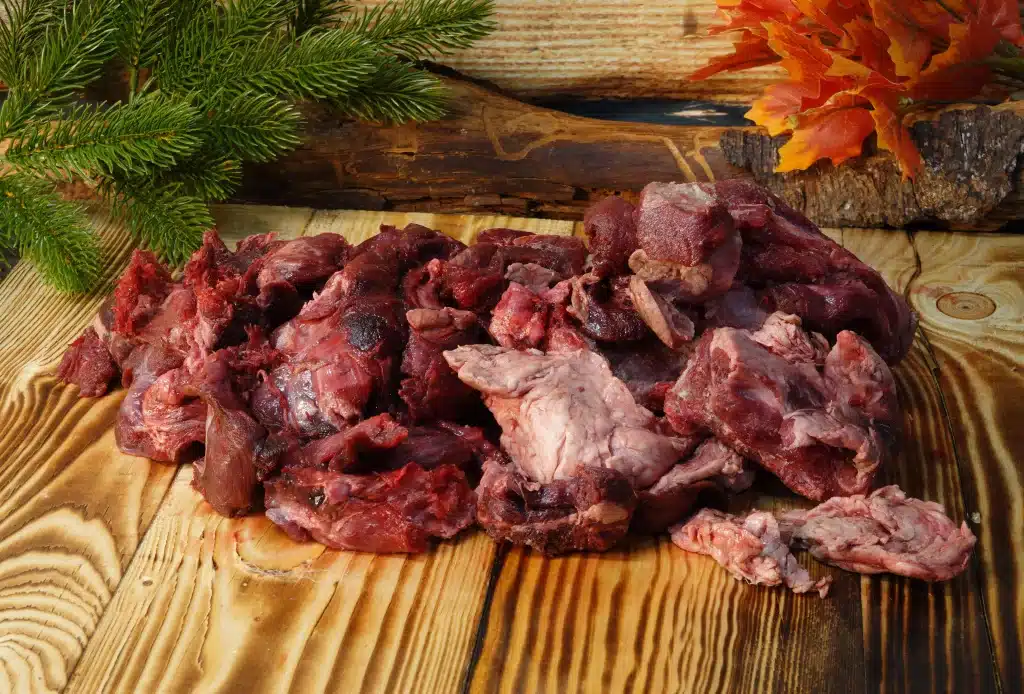 Das Fleisch ist magerer und gesünder als Schweinefleisch. Es ist reich an Eisen und Eiweiß, muss aber mariniert werden