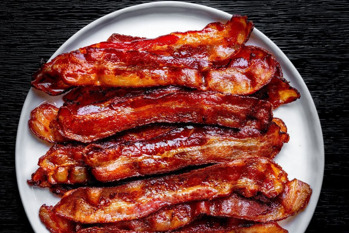 Um perfekten Speck zuzubereiten, der knusprig und dennoch saftig ist, muss man lediglich Wasser in die Pfanne geben.