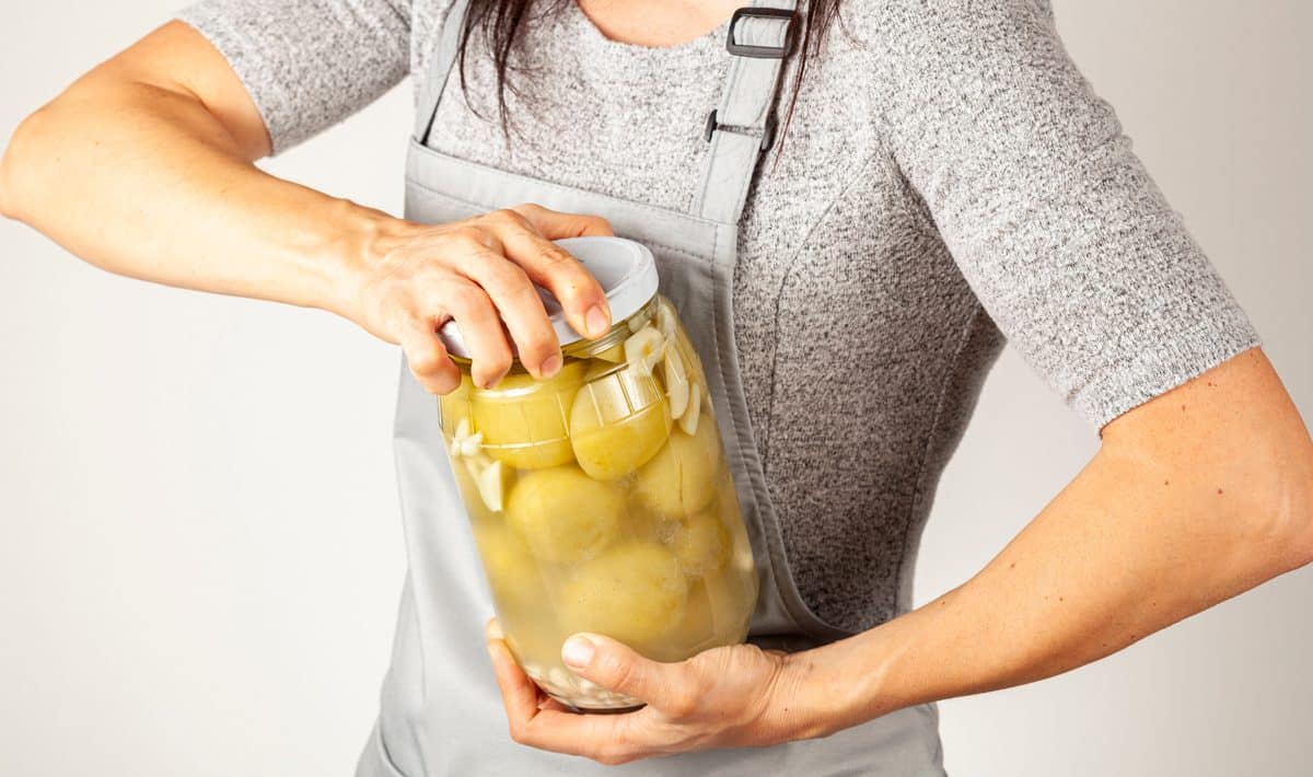 Wenn eine Bank stecken bleibt, ist oft Druck die Ursache: Dafür gibt es eine einfache Erklärung und eine Möglichkeit, sie einfach zu öffnen.