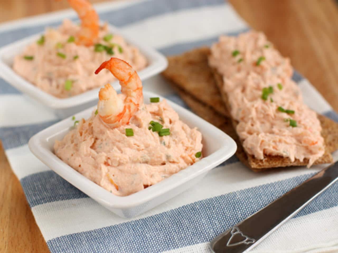 Diese leckere und proteinreiche Paste bereite ich aus zwei Zutaten zu. Sie passt ideal zu Brot und als Snack.