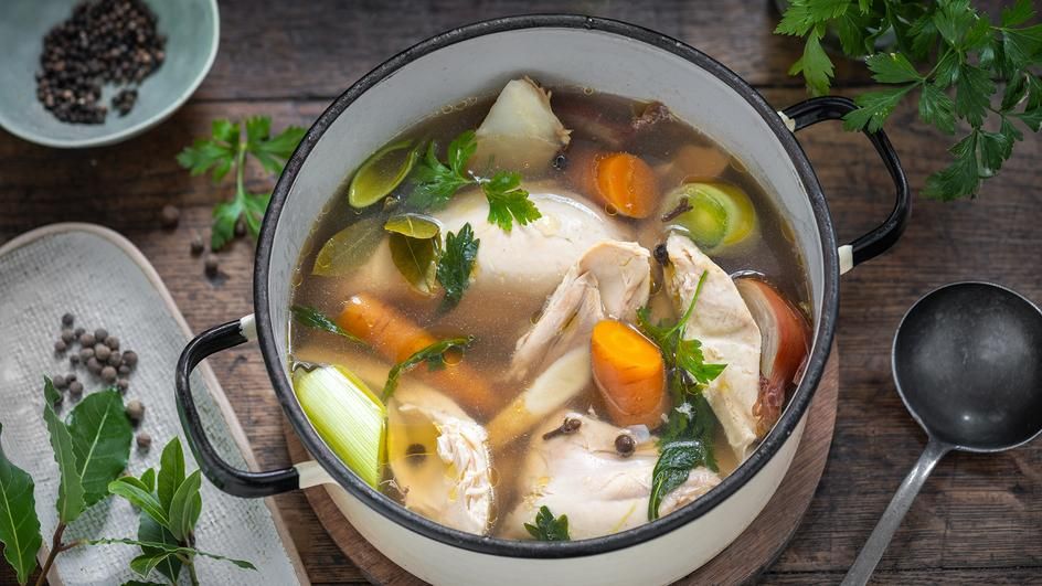 Wird Fleisch für Brühe in kaltes oder heißes Wasser gegeben? Es besteht kein Zweifel