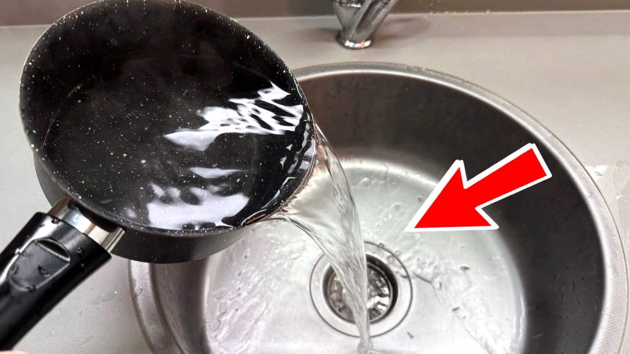 Warum Sie es unbedingt vermeiden sollten, kochendes Wasser in die Küchenspüle zu schütten