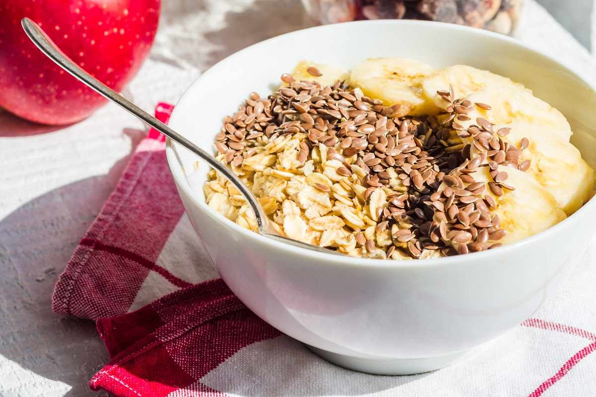 Haferflocken bei Fettleberdystrophie. Geben Sie einen Löffel Samenpulver und Sonnenblumenöl zu den Haferflocken.