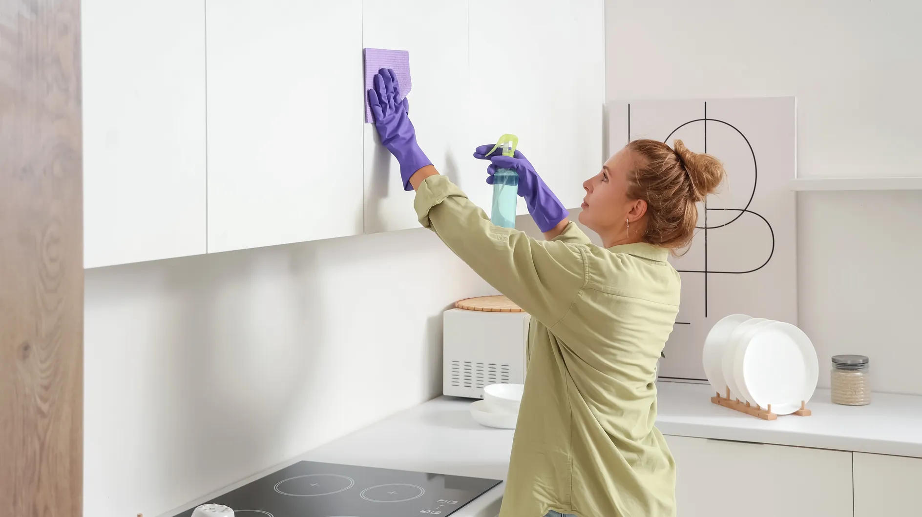 Reinigungsprofis schwören, dass dieser Trick hilft, Staub in Küchenschränken loszuwerden