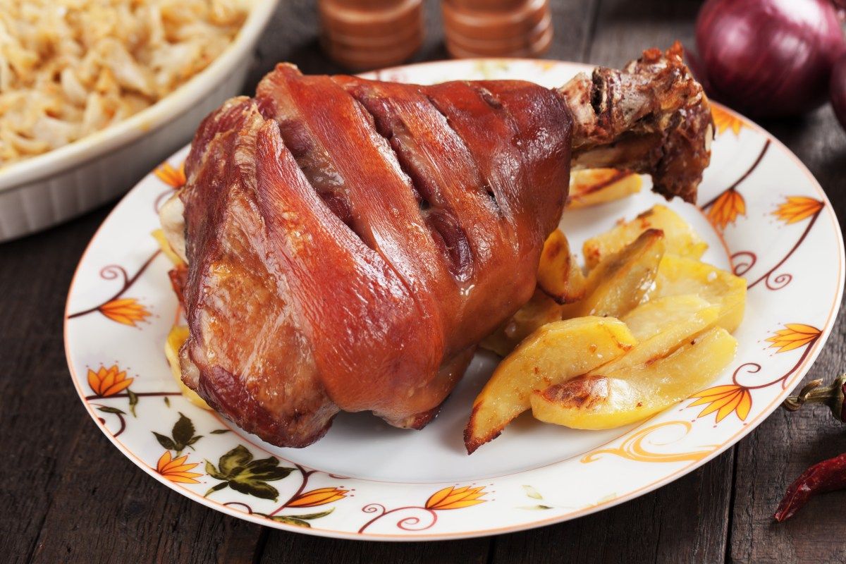 Sie haben noch nie eine bessere Schweinshaxe probiert. Bei uns zu Hause verschwindet es in 2 Minuten vom Tisch.