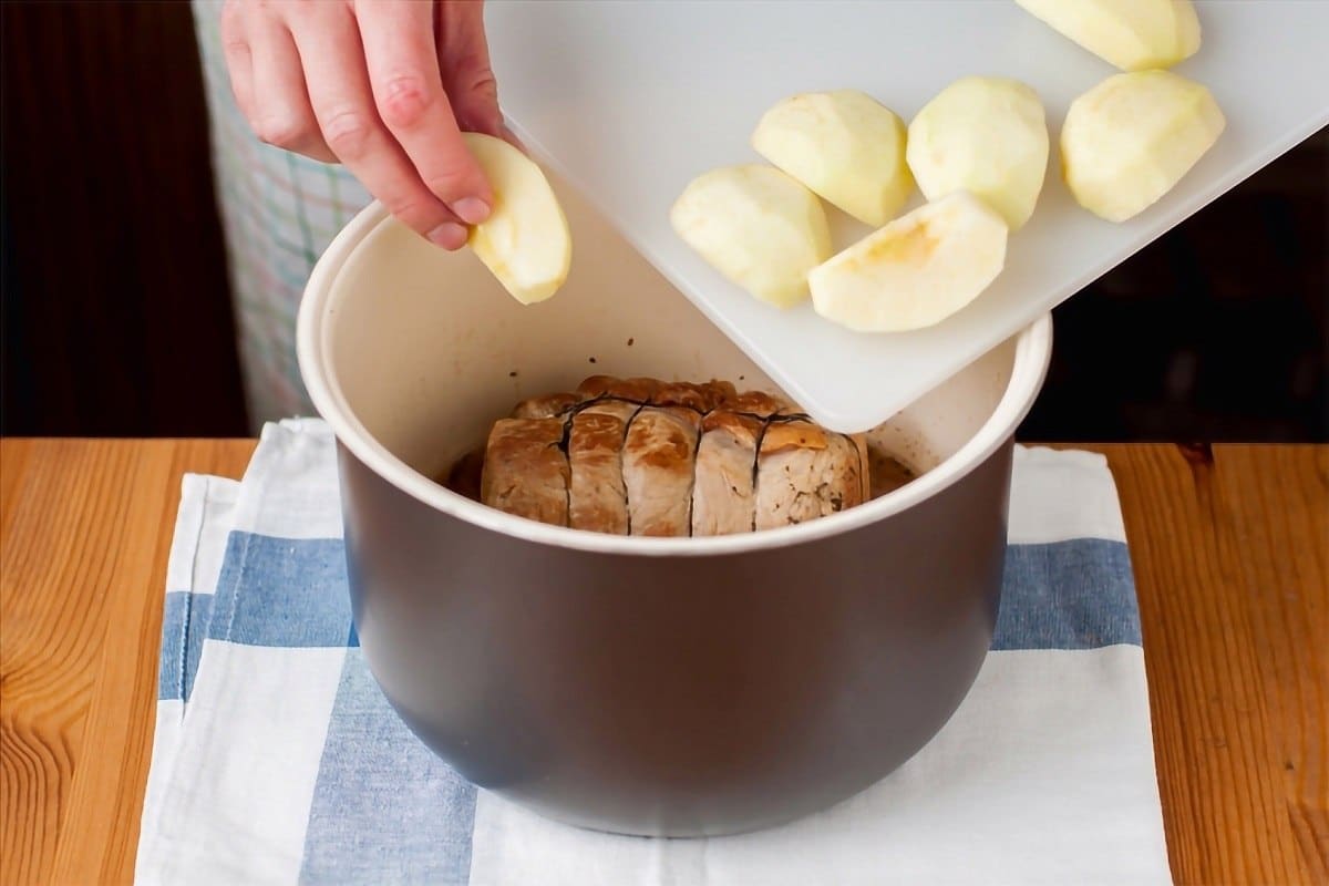 Großmütter fügten der Brühe immer ein Stück hinzu. Die Brühe war klar, golden und hatte einen einzigartigen Geschmack.