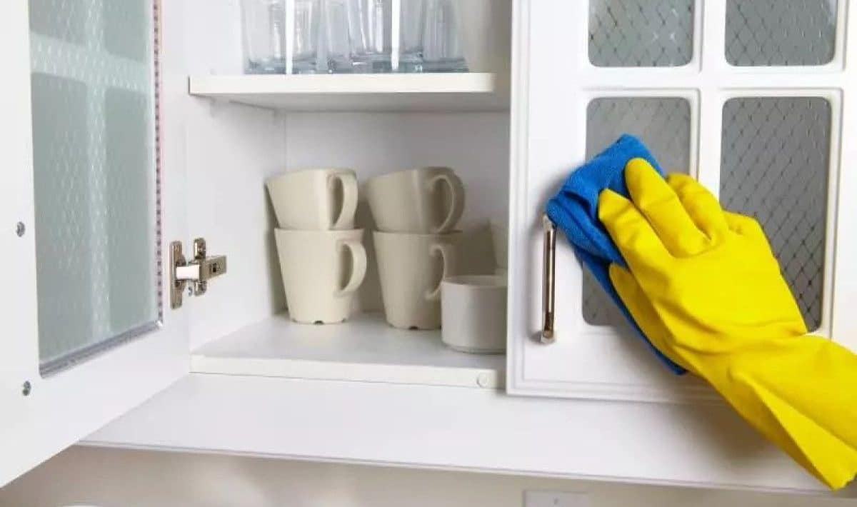 Entfernt in wenigen Minuten Fett von Küchenschränken. Ein einfaches Rezept ohne den Einsatz von Chemikalien.