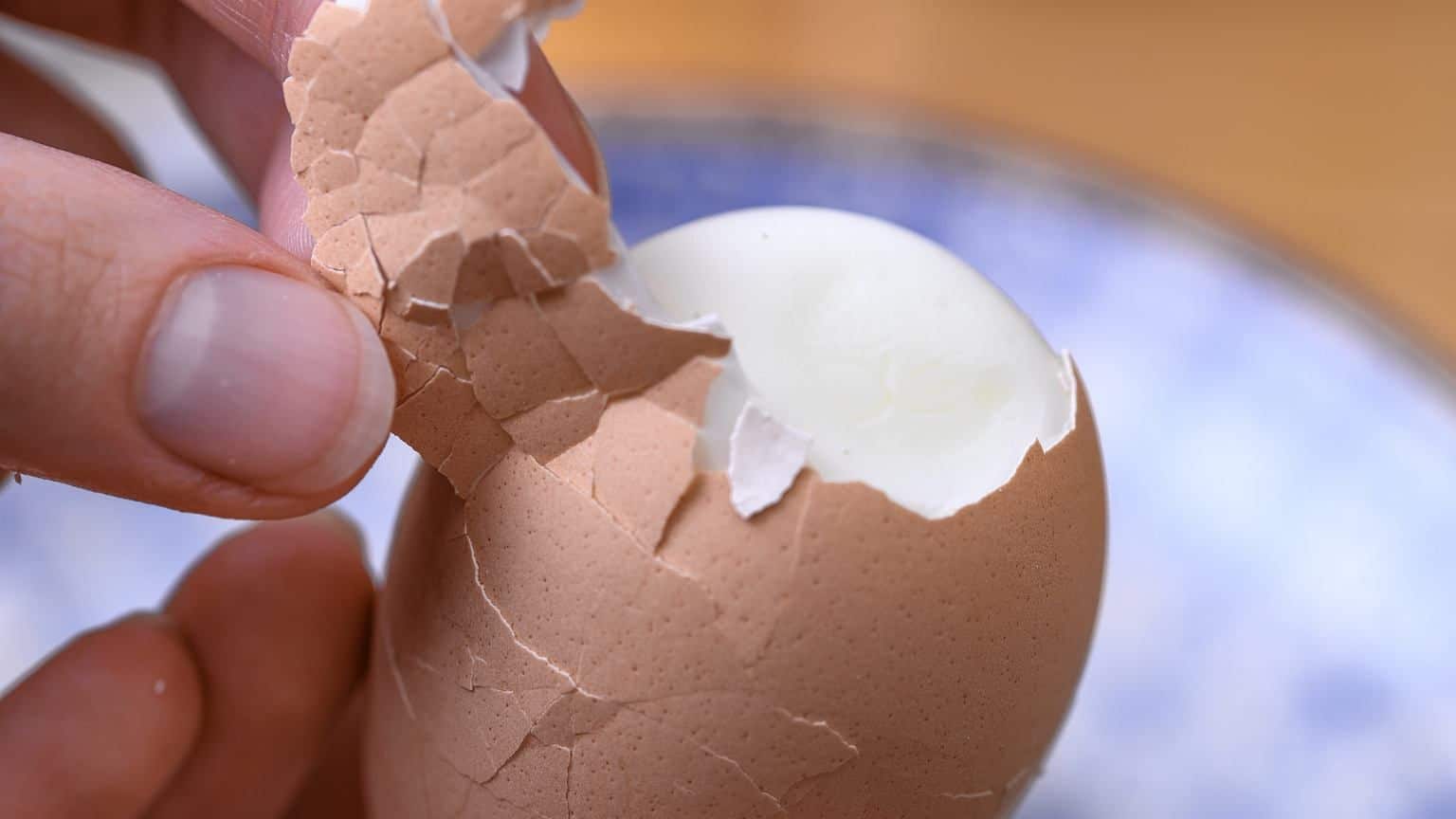 Fügen Sie einen halben Teelöffel hinzu. Nach dem Kochen lässt sich die Schale leicht von den Eiern ablösen.