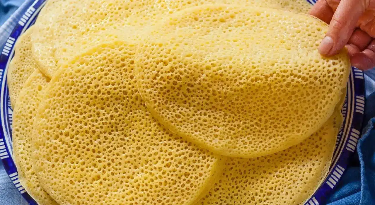 Nicht auf beiden Seiten braten und keine Milch verwenden. Pfannkuchen mit „tausend Löchern“ sind besser als klassische Pfannkuchen