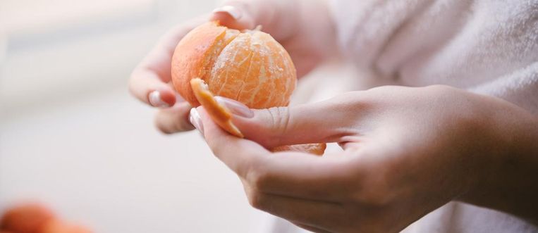 Alle machen das so, aber es ist falsch: Warum sollte man Orangen nicht mit den Händen schälen?
