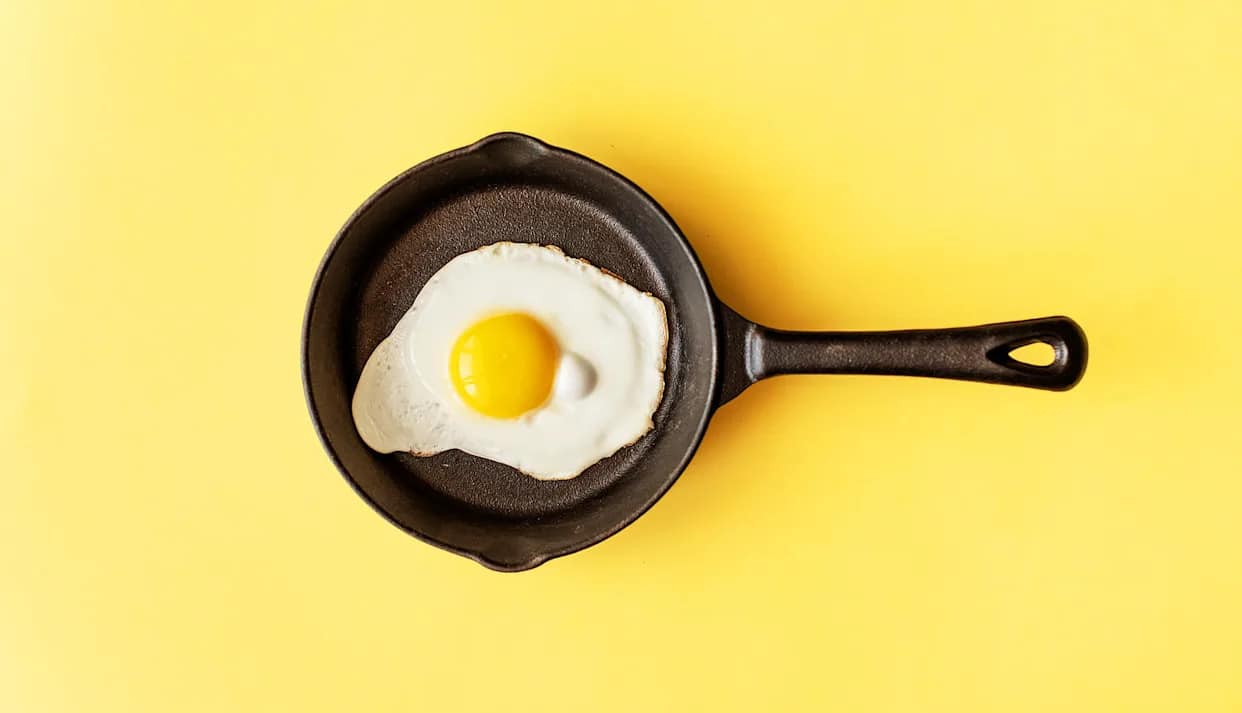 In meiner Küche glänzt das gesamte Geschirr wie neu: Wie man fettige Pfannen ohne Chemikalien reinigt – ein Trick aus der Gastronomie