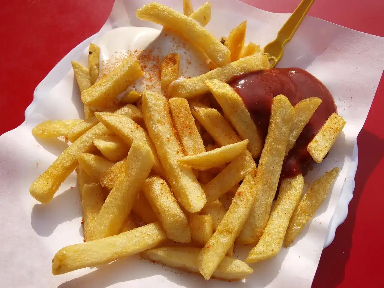 Pommes frites werden immer perfekt knusprig. Es reicht, ein wenig davon ins Öl zu geben