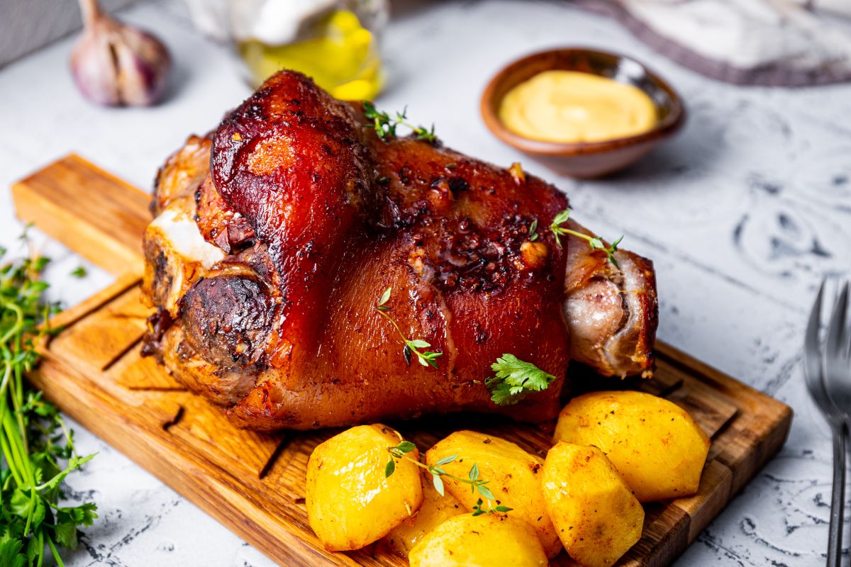 Die beste Schweinshaxe, die Sie je probiert haben. Bei mir zu Hause ist sie innerhalb von zwei Minuten vom Tisch verschwunden.