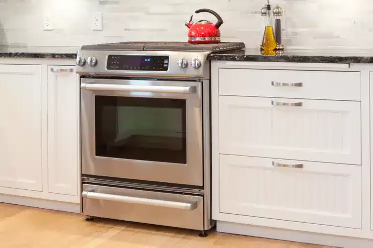 8 gängige Küchenutensilien, die Sie niemals in die unterste Schublade Ihres Ofens legen sollten.