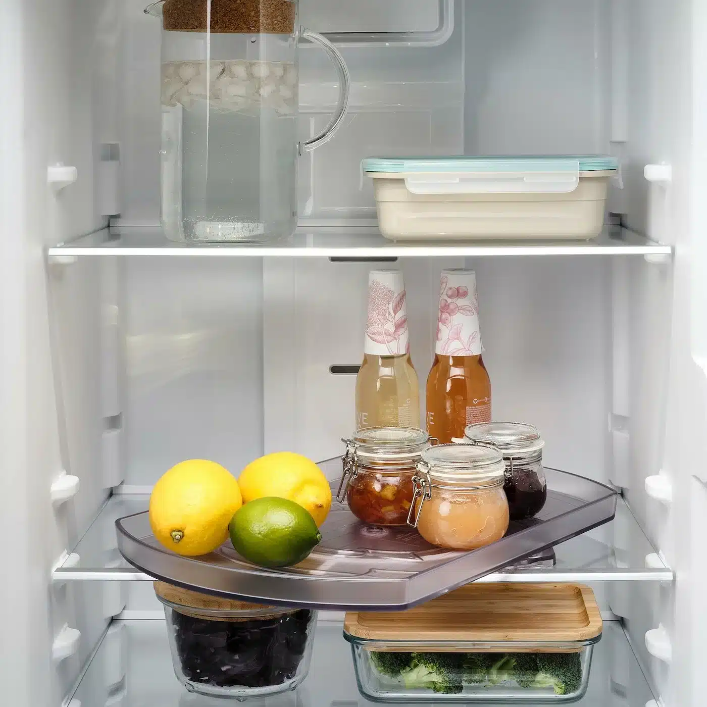 Wie man Gerüche im Kühlschrank in 10 Minuten beseitigt: meine Methode ohne „Chemie”