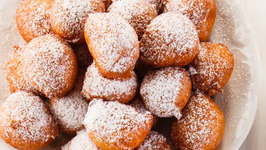 Ich vermische Vanillesoße, Mehl und Eier. Ich habe im Handumdrehen eine Menge flauschiger, weicher Donuts fertig.