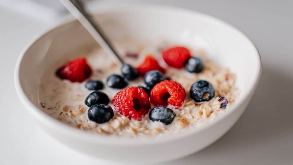 Eine Schüssel am Morgen und Ruhe bis zum Mittagessen. Der Brei ist in wenigen Minuten fertig