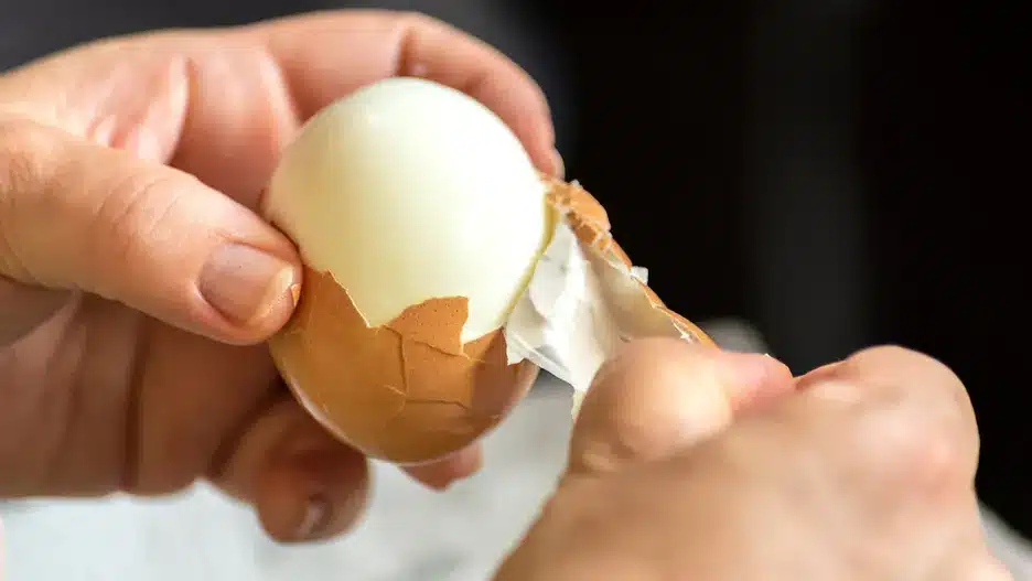 Machen Sie das mit dem Ei vor dem Kochen. Die Schale löst sich fast von selbst.