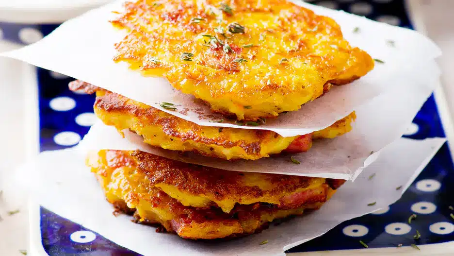 Ich reibe sie zusammen mit Kartoffeln und backe Pfannkuchen. Alle fragen mich, was den Geschmack so gut unterstreicht