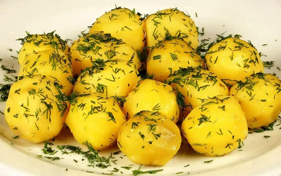 Ich koche Kartoffeln nicht mehr in Wasser. Ich habe es durch diese aromatische Brühe ersetzt