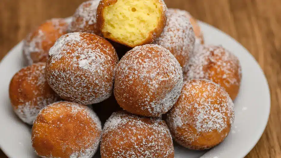 Nehmen Sie etwas Hüttenkäse und zwei Eier. Fügen Sie noch ein paar Zutaten hinzu und schon haben Sie im Handumdrehen einen ganzen Stapel leichter, proteinreicher Donuts.