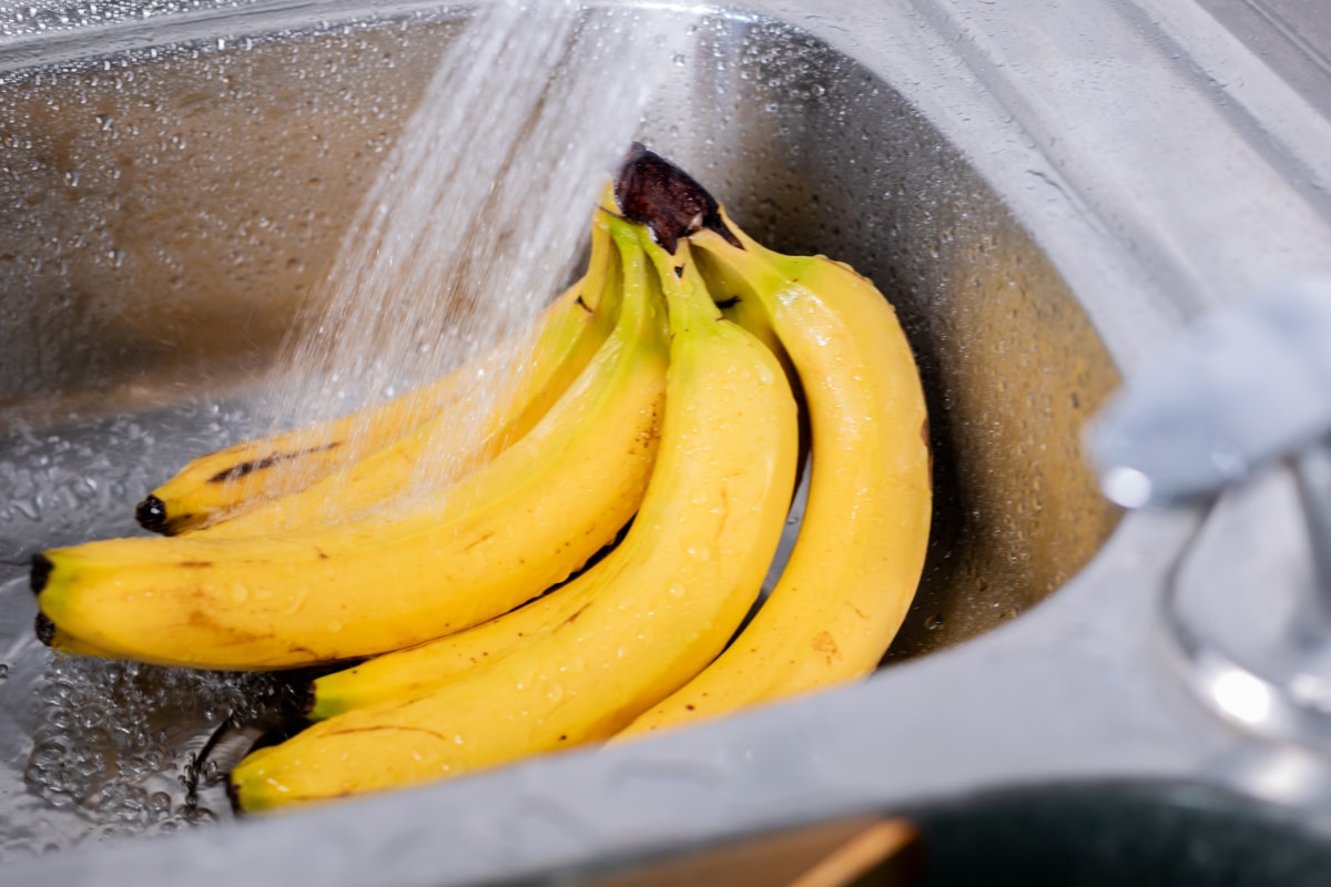 Warum man Bananenschalen vor dem Schälen waschen sollte (auch wenn man sie nicht isst)
