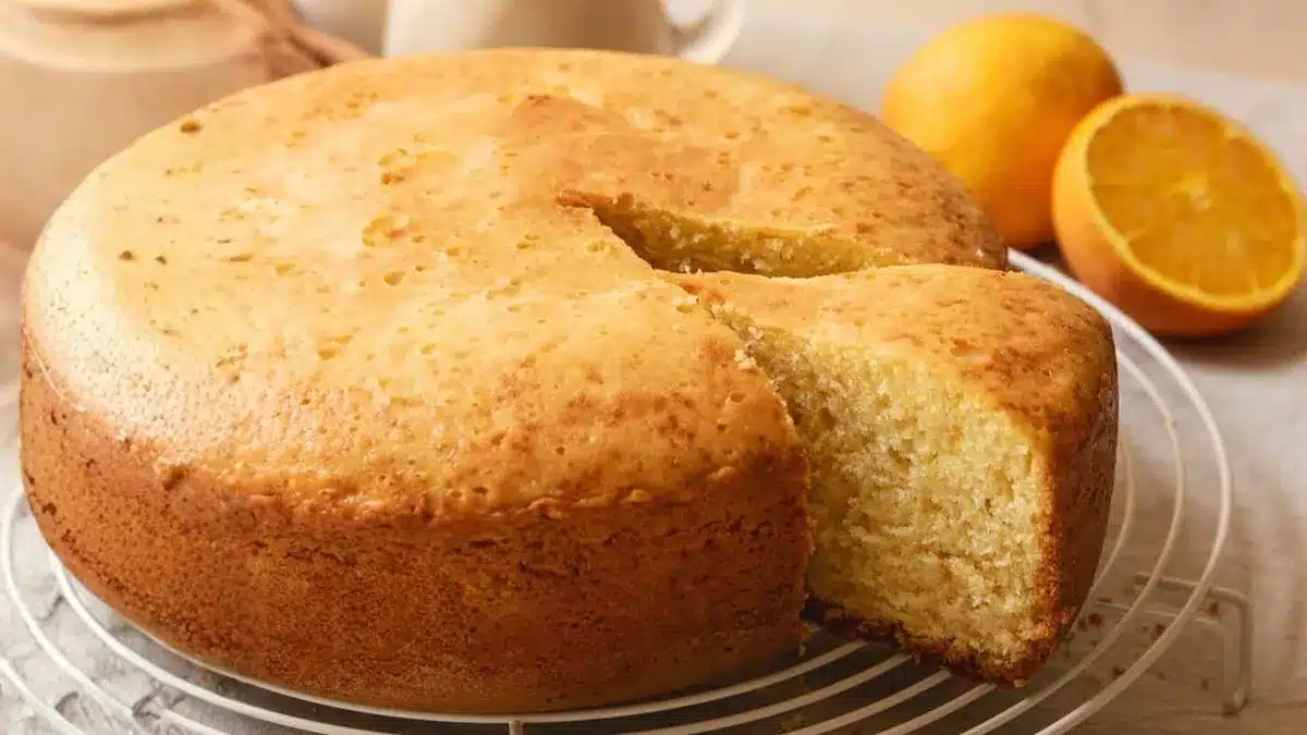 So bereiten Sie einen Butter-Biskuitkuchen zu: ein saftiger und preiswerter Biskuitkuchen mit 6 Zutaten.