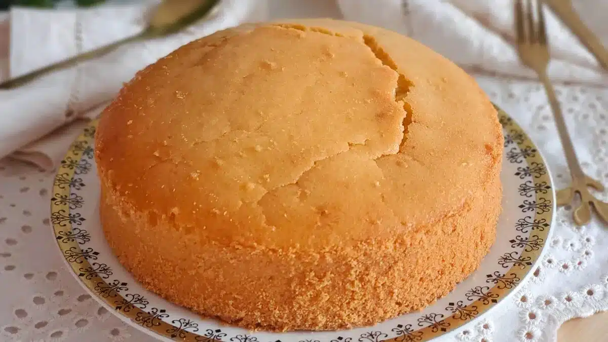 So bereiten Sie einen Butter-Biskuitkuchen zu: ein saftiger und preiswerter Biskuitkuchen mit 6 Zutaten.