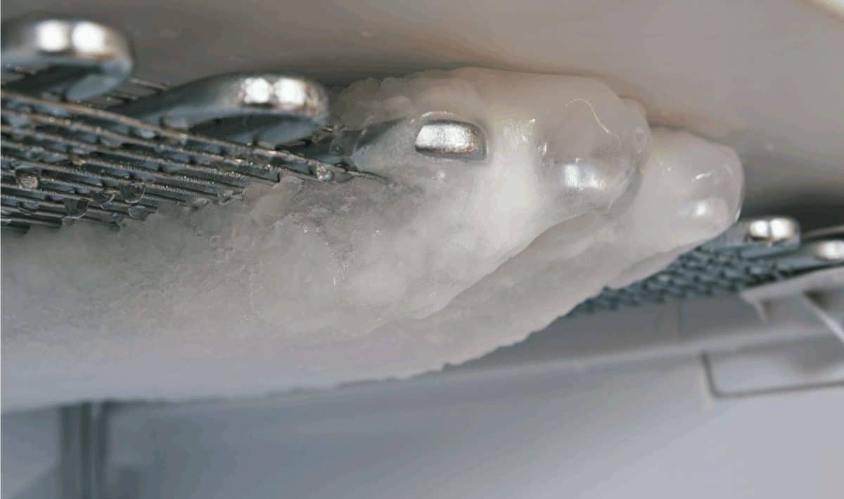 Wie man in 5 Minuten das gesamte Eis aus dem Gefrierschrank entfernt mit Hilfe von... Aluminiumfolie