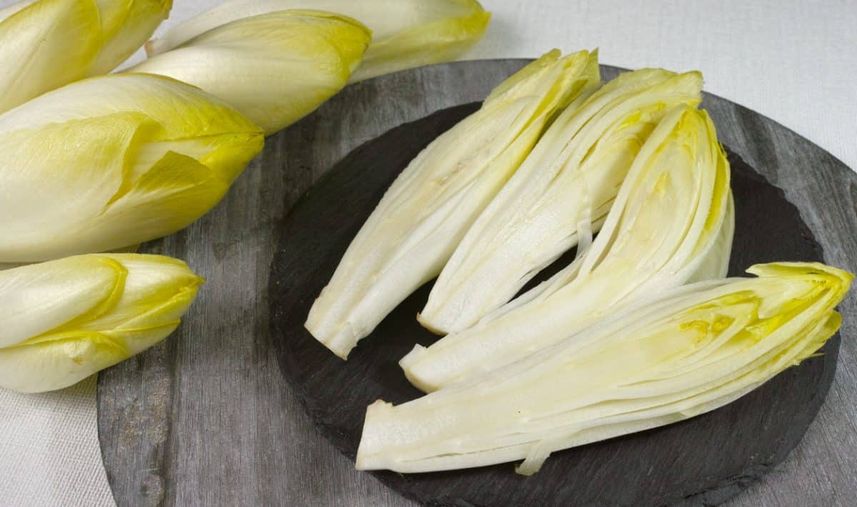 Kleine Tabletts mit Endivien und Schinken für einen ganz schnellen Snack.