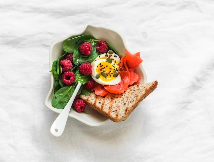 Frühstücken Sie zu dieser Zeit. Der Stoffwechsel wird beschleunigt, Sie werden spüren, dass Ihre Kleidung lockerer sitzt.