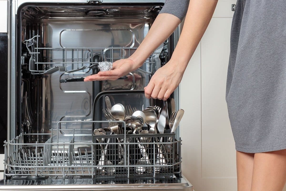 Aluminiumfolie ist nicht nur in der Küche nützlich. Rollen Sie sie zusammen und stecken Sie sie in Ihre Jackentasche. Später werden Sie sich dafür bedanken.