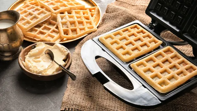 Im Waffeleisen müssen Sie nicht nur Waffeln backen, sondern auch Kartoffelpuffer Im Waffeleisen müssen Sie nicht nur Waffeln backen, sondern auch Kartoffelpuffer