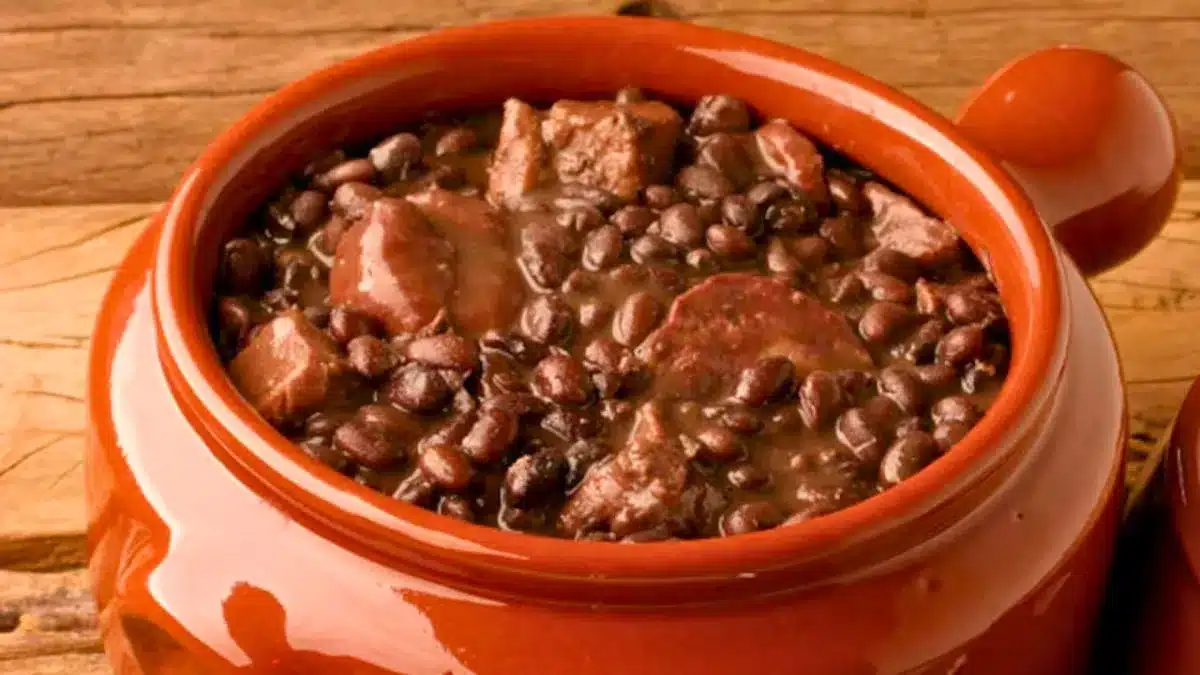 So bereiten Sie Schritt für Schritt die traditionelle Feijoada zu: das berühmteste brasilianische Bohnenragout.