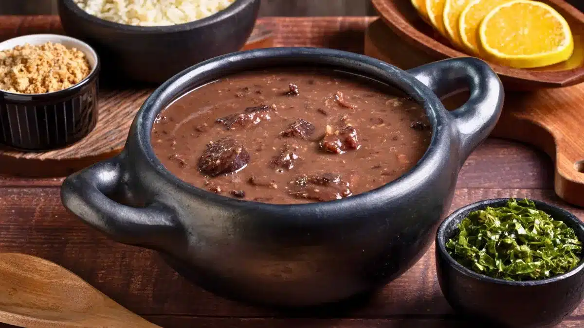 So bereiten Sie Schritt für Schritt die traditionelle Feijoada zu: das berühmteste brasilianische Bohnenragout.