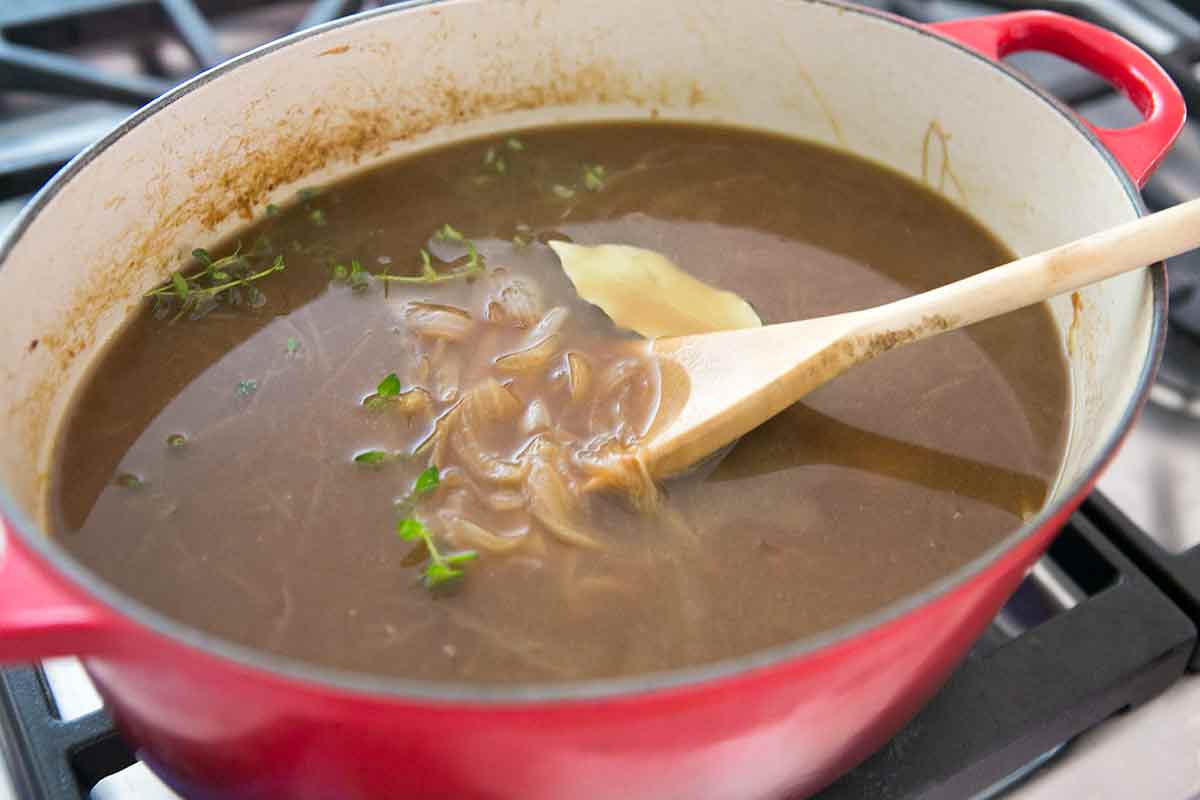 Welcher Topf eignet sich am besten zum Kochen von Brühe? Diese Wahl kann den Geschmack der Suppe völlig verändern.