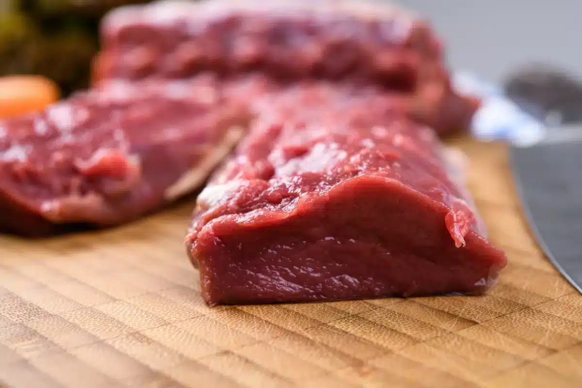 Dieses Fleisch ist magerer und gesünder als Schweinefleisch. Es ist reich an Eisen und Proteinen, muss jedoch mariniert werden.