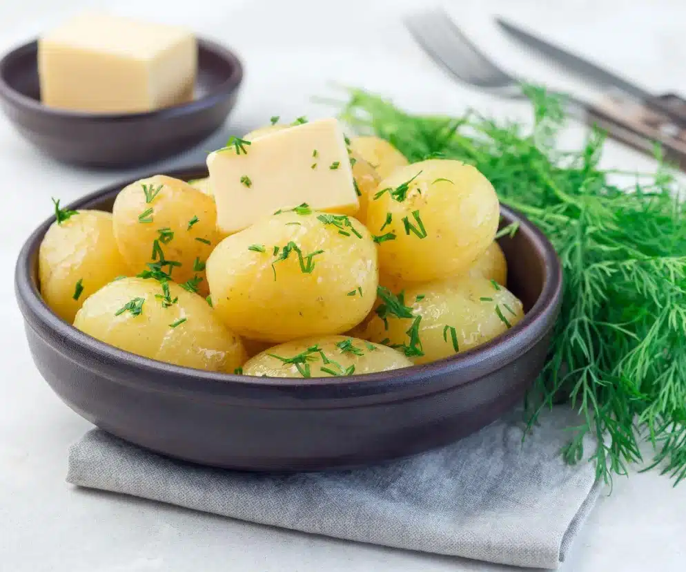 Ich koche Kartoffeln nicht mehr in Wasser. Ich habe es durch diese aromatische Brühe ersetzt