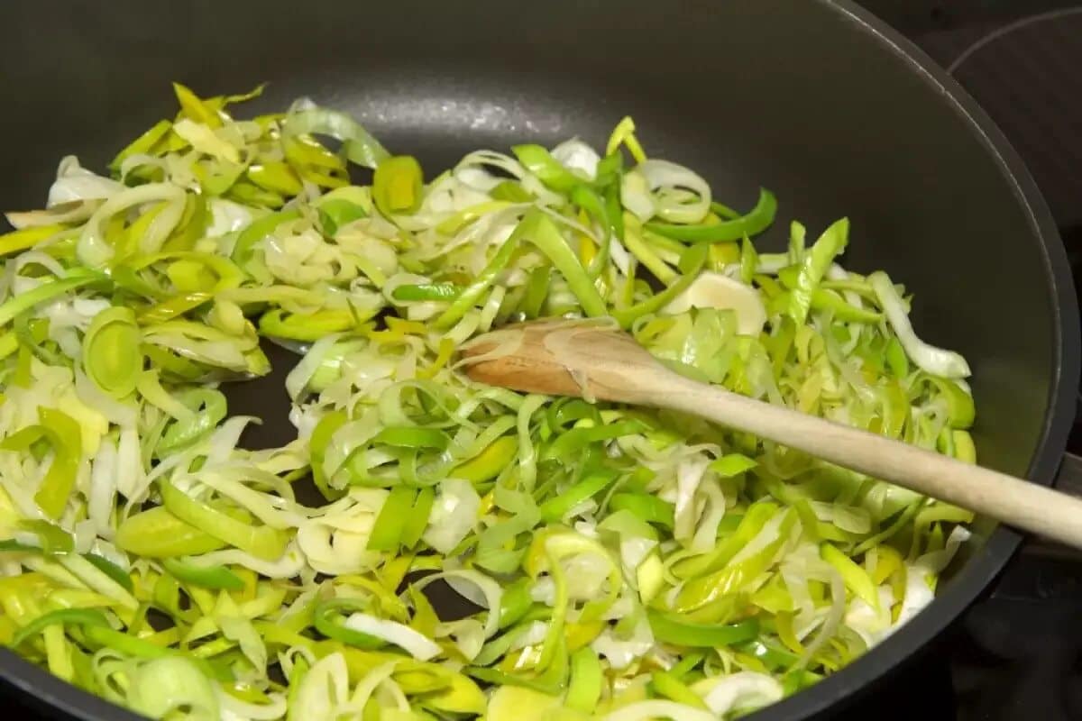„Ich kann es in 10 Minuten für die ganze Familie kochen“: mein unglaublich leckeres Rezept für eine Lauch-Apfel-Speck-Backmischung, so einfach und schnell.