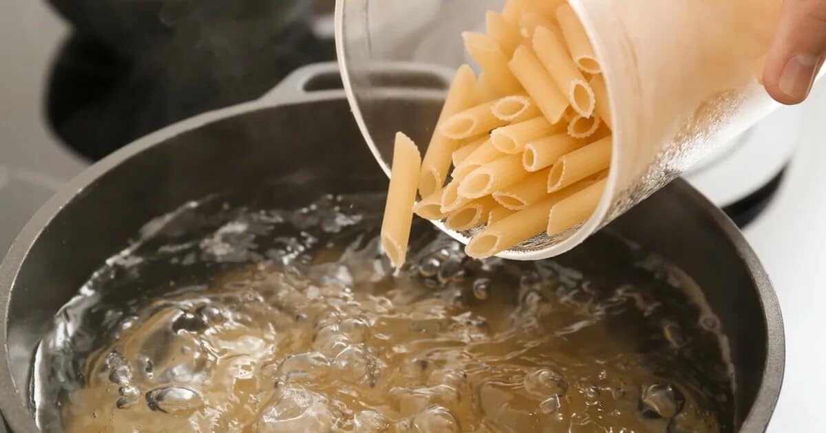 Wann soll man Nudeln salzen: vor oder nach dem Aufkochen des Wassers – ein Physiker hat den Streit beendet