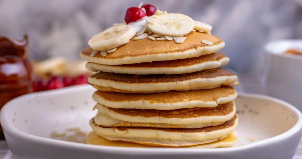 Ich nehme Quark und 2 Eier. Nach einer Minute habe ich einen Berg Protein-Pfannkuchen.