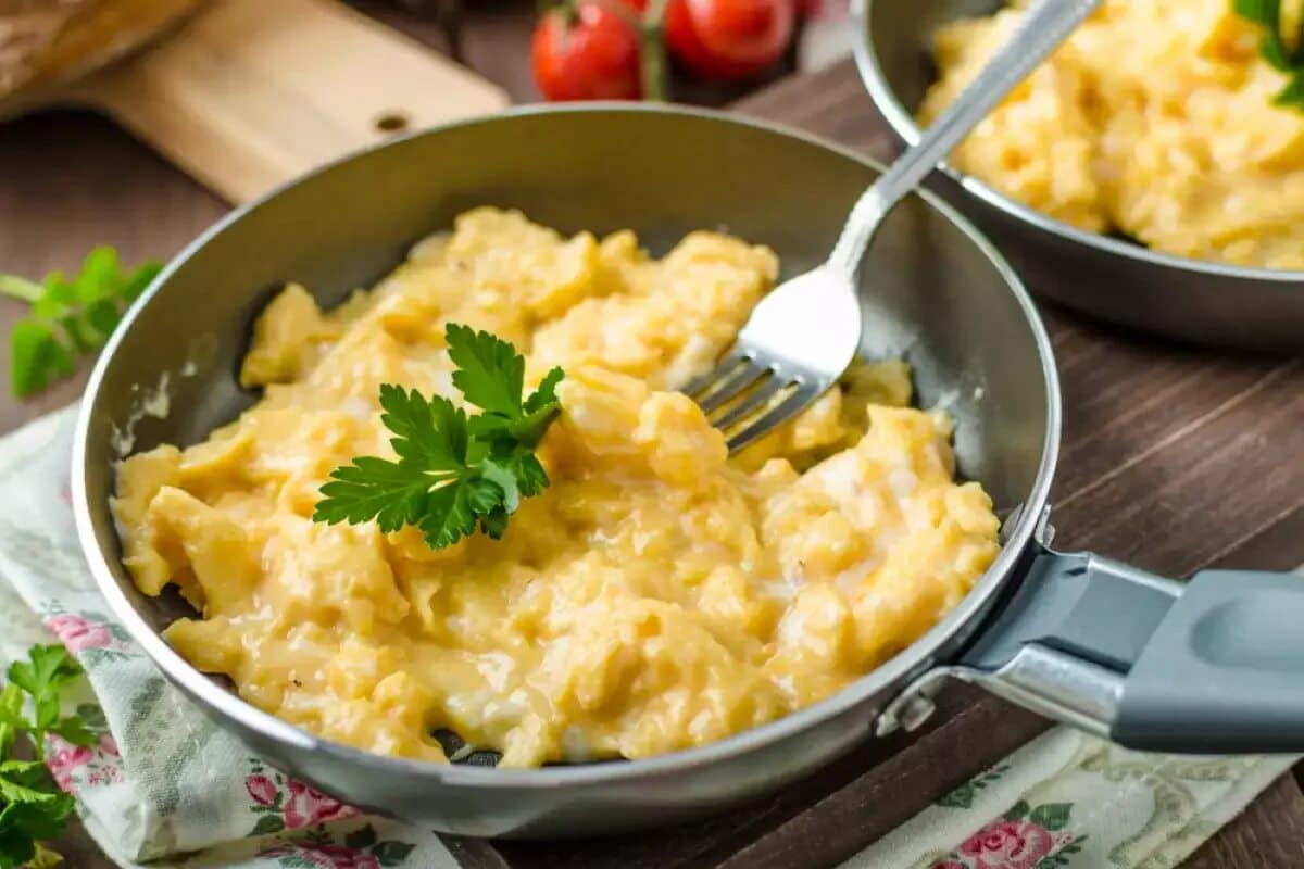 Ein Esslöffel pro Ei. Kein Rührei ist gesünder.