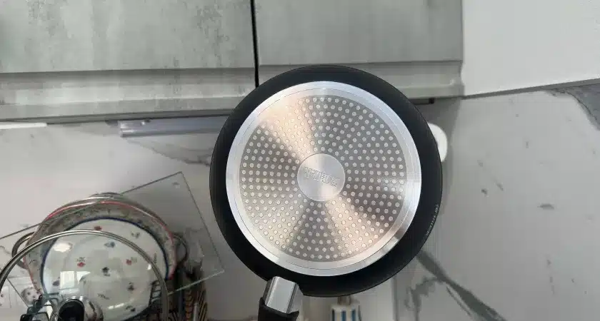 In meiner Küche glänzt das gesamte Geschirr wie neu: Wie man fettige Pfannen ohne Chemikalien reinigt – ein Trick aus der Gastronomie