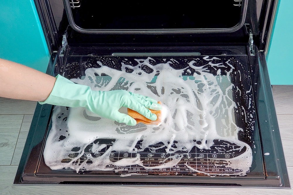 Ich mische zwei Zutaten und reinige den angebrannten Backofen. „Die einfachste und günstigste Methode“